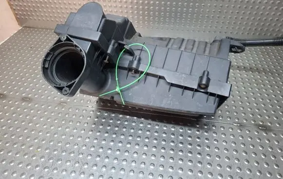 Volkswagen Golf VI Air filter box S26372669 3C0129601CA