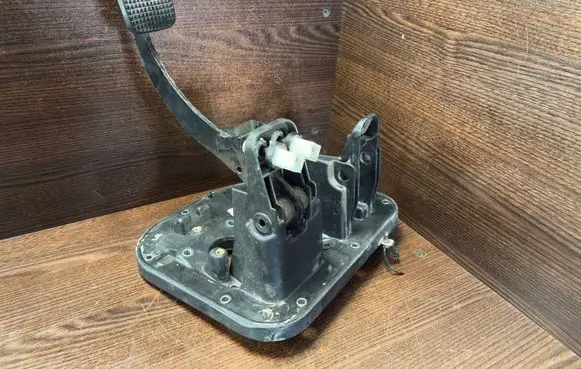 Iveco Daily 4th gen Pedal assembly 5801259320 5801259355