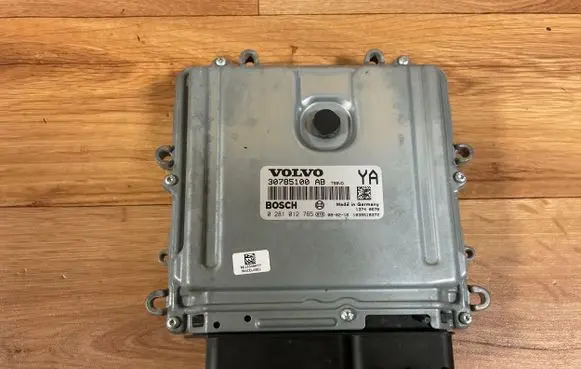 Volvo V70 Engine control unit/module 30785100AB