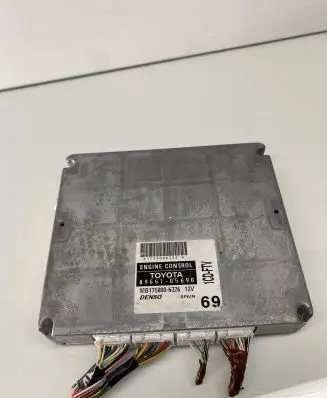 Toyota Avensis T250 Engine control unit/module 8966105690 MB1758006326