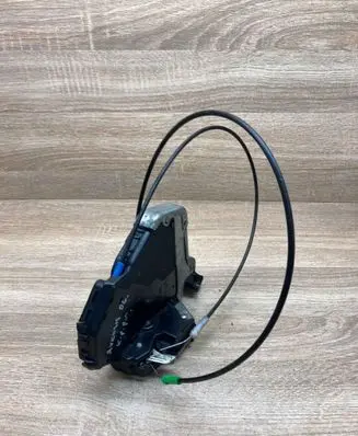 Toyota Avensis T250 Rear door lock Y46C0713