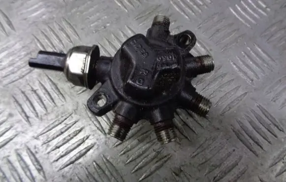Nissan Note (E11) Fuel distributor 8200379933
