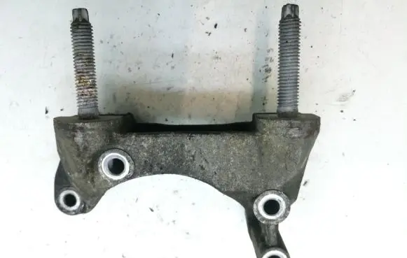 Ford Mondeo MK IV Engine mounting bracket