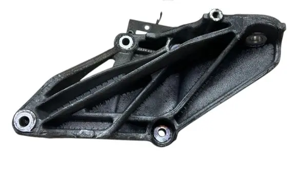 Volkswagen Touareg I Engine mounting bracket 070199307A
