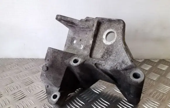 Volvo XC60 Engine mounting bracket