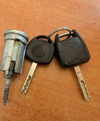 Opel Corsa C Ignition lock 13168306