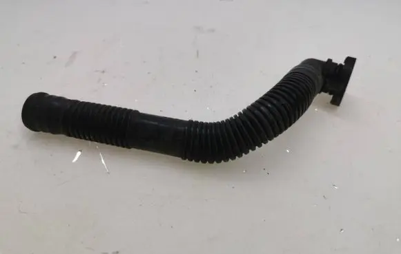 Volkswagen Tiguan Breather hose/pipe 5N0129637D