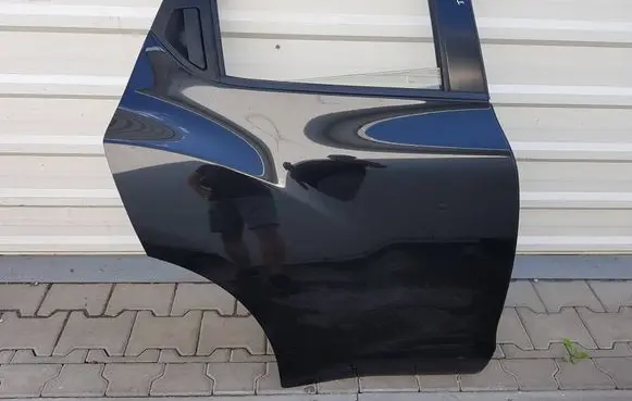Nissan Juke I F15 Rear door