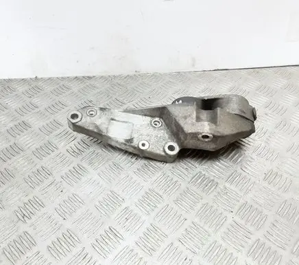 Engine mounting bracket