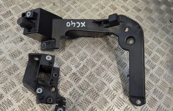 Volvo XC40 Fender mounting bracket 32318691