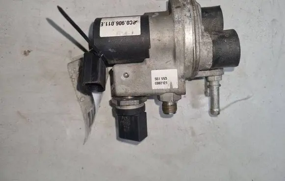 Volkswagen PASSAT B6 Fuel pressure regulator 3C0906011E