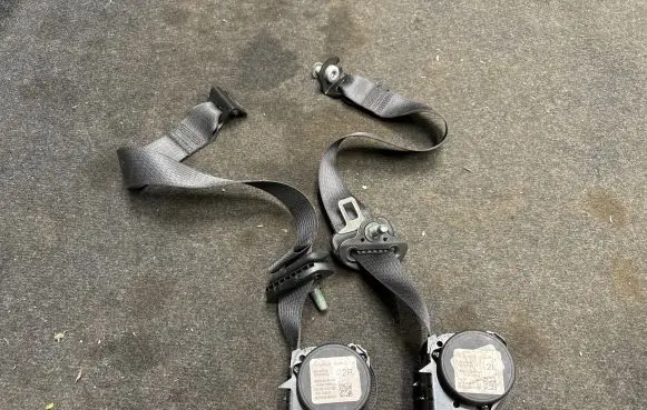 Jeep Grand Cherokee WL Middle seatbelt (rear) P6XH95TX7AA P6XH94TX7AA 6504205