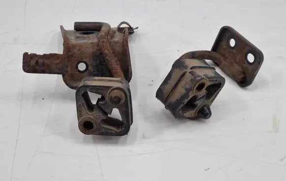Jaguar XE Muffler mount bracket/holder BJ325A262AA