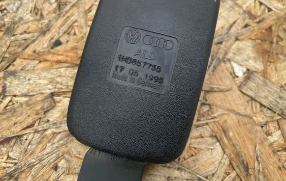 Volkswagen Golf III Front seatbelt buckle 1H0857755