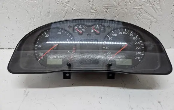 Volkswagen PASSAT B5 Speedometer (instrument cluster) 3B0920822A