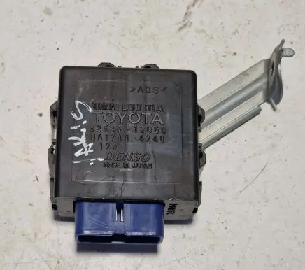 Toyota Yaris Day light relay 8264212050 0617004240