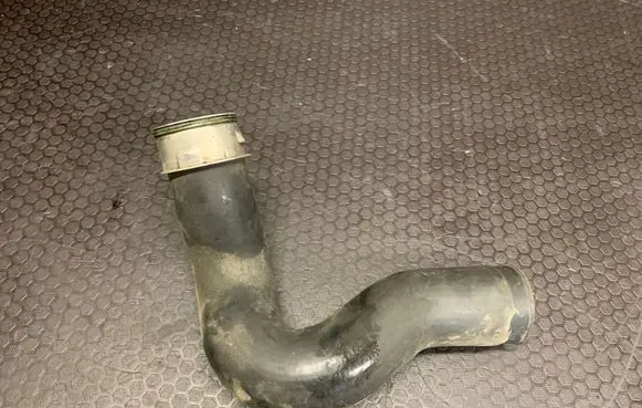 Volkswagen Touareg I Engine coolant pipe/hose
