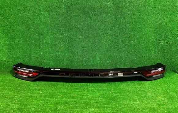 Porsche Cayenne (9Y0 9Y3) Rear light center trim bar blend 9Y0945081P