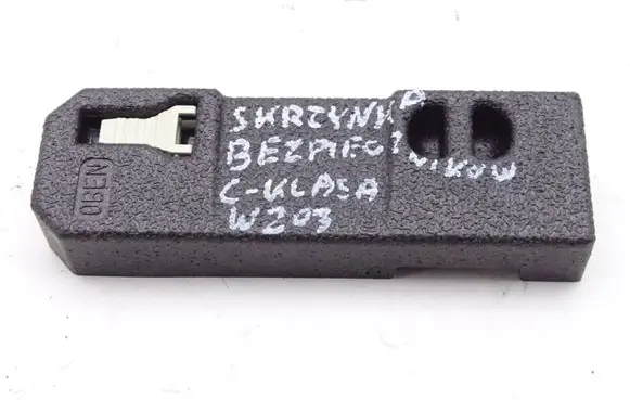 Mercedes-Benz C W203 Fuse box cover A2036901330