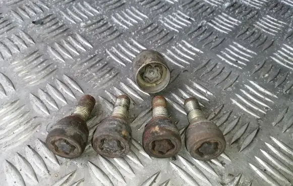 Opel Vectra C Anti-theft wheel nuts and lock 