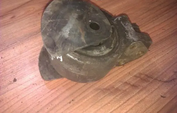 Mitsubishi Carisma Engine mount bracket