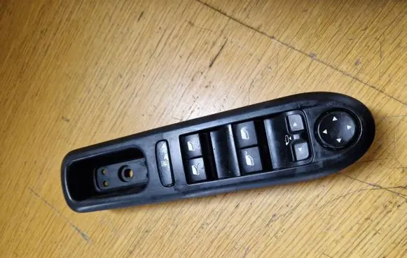 Peugeot 407 Electric window control switch 96468704XT