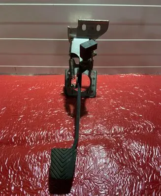 Toyota Tundra I Brake pedal