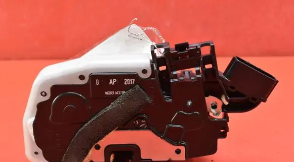 Nissan Leaf I (ZE0) Front door lock T80-11420