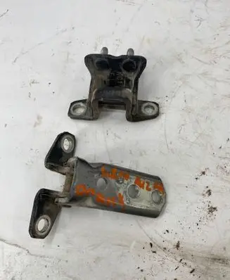 Mitsubishi L200 Rear door hinge set