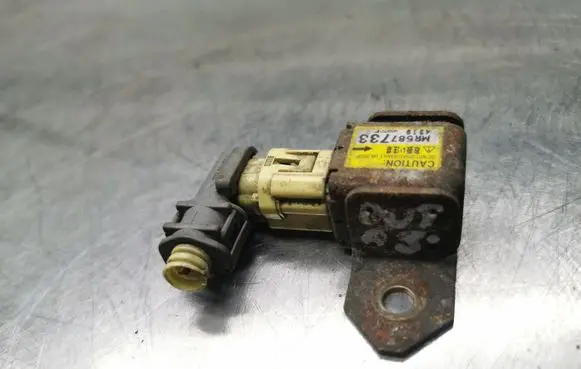 Mitsubishi Outlander Airbag deployment crash/impact sensor MR587733