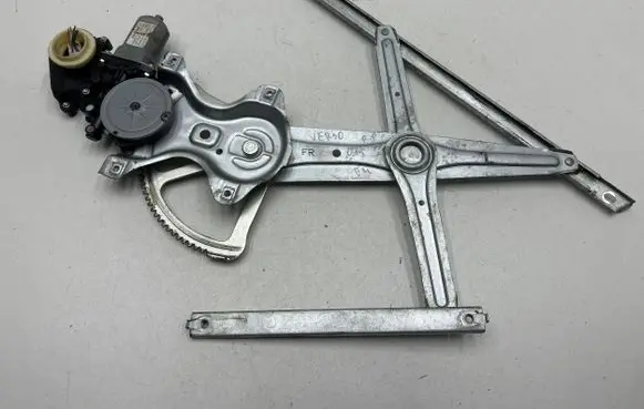 Toyota Verso Front door electric window regulator C3942710 857100F031