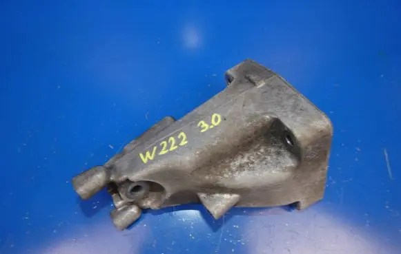 Mercedes-Benz S W222 Engine mounting bracket A6422237304