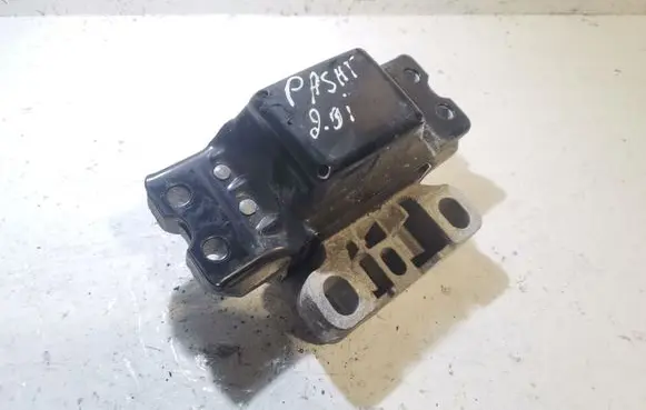 Volkswagen PASSAT B6 Engine mount bracket 3C0199555