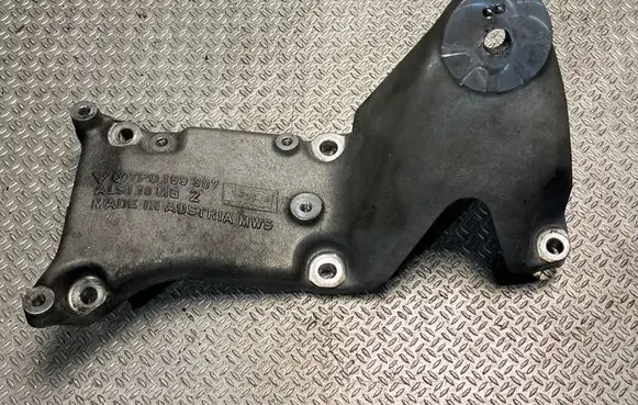 Engine mounting bracket