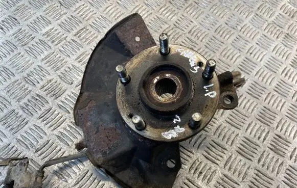 KIA Carens II Front wheel hub spindle knuckle