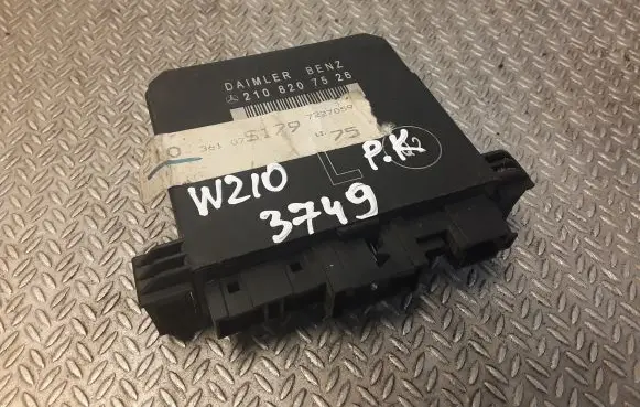 Mercedes-Benz E W210 Door control unit/module 2108207526 A2108207526