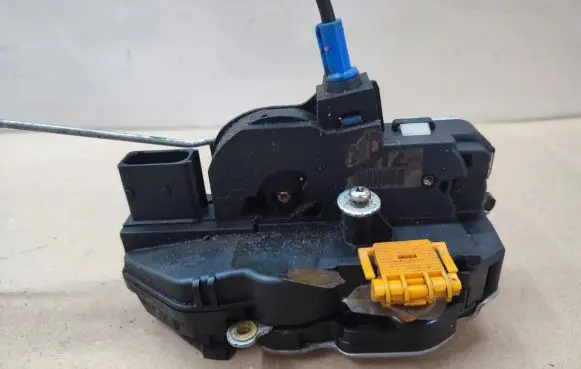 Opel Mokka Front door lock