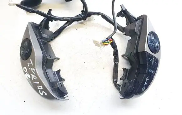 Toyota Prius (XW20) Steering wheel buttons/switches f70cv164 f70cv142