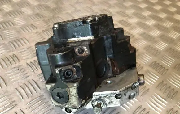 Volvo XC90 Fuel injection high pressure pump 8689590 025712 0445010043