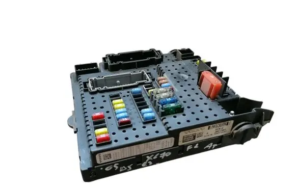 Volvo XC70 Fuse module 28017881 30728512 30728273