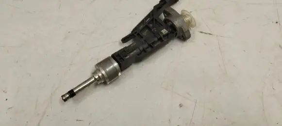 BMW 1 F40 Fuel injector 8656548
