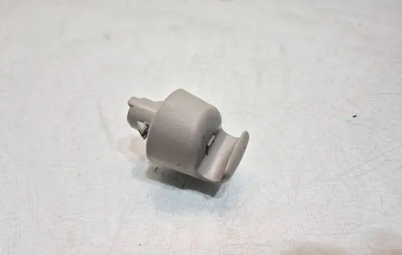 Nissan Rogue Sun visor clip/hook/bracket 964099DM0B