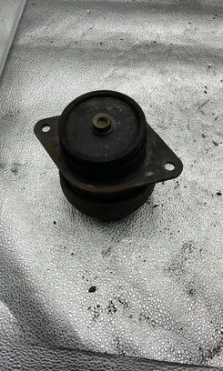 Volkswagen PASSAT B4 Engine mount bracket 1H0199825