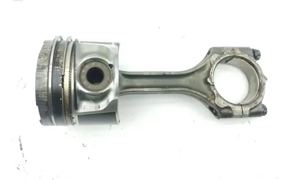 Toyota Avensis T270 Piston with connecting rod