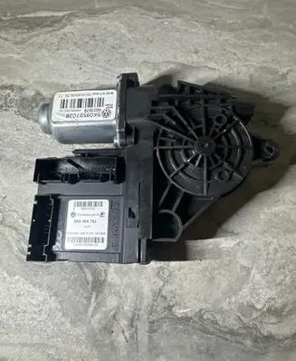 Volkswagen Golf VI Front door window regulator motor 5K0959702B 402307B HW009SW21XX