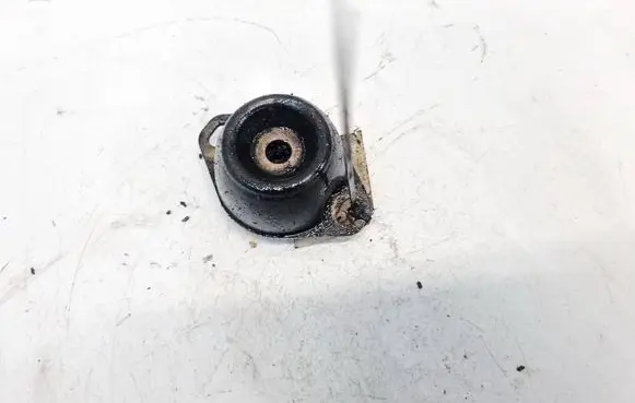 Peugeot 307 Engine mount bracket