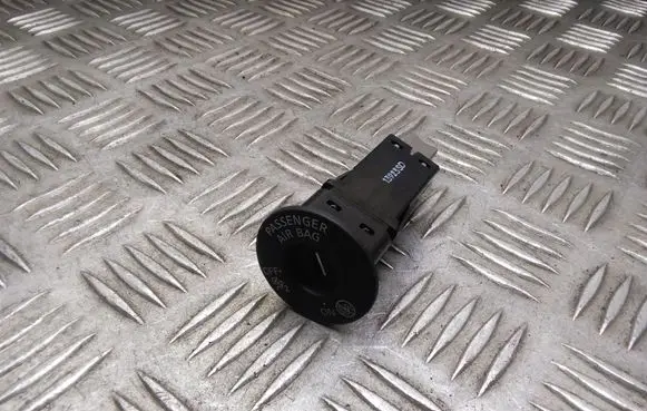 Nissan Qashqai Passenger airbag on/off switch 