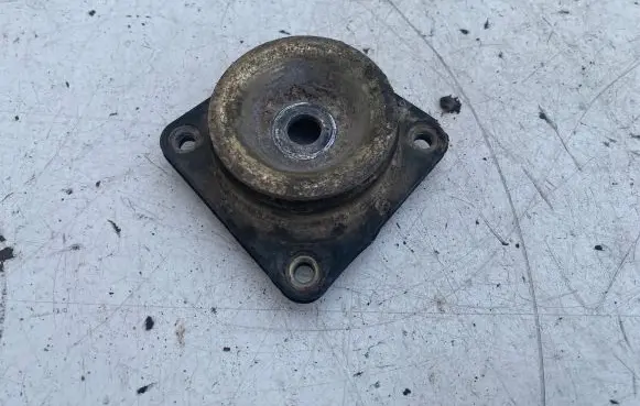 Volvo V70 Front shock absorber mounting bracket 