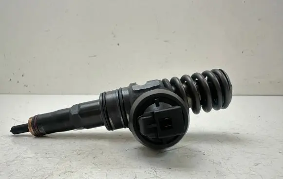 Volkswagen Golf IV Fuel injector 045130073T