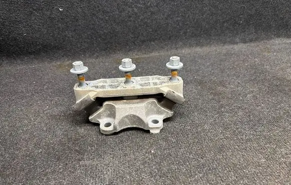 Jeep Grand Cherokee WL Gearbox mounting bracket 68375820AB 22144